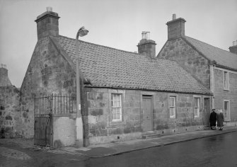 General view of 33-35 High Street, Kincardine on Forth. 