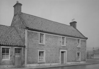 General view of 37 High Street, Kincardine on Forth.
