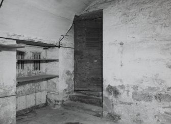 Interior. View of vaulted cellar