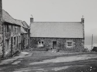 General view of no.3 Mill Wynd also showing Byre House.