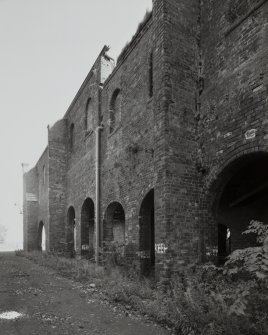 Newtongrange, Lady Victoria Colliery, Pithead Building (tub Circuit, Tippler Section, Picking Tables)
Oblique view from SW along N end of W facade of colliery showing brick arches and buttresses