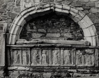 Bute, Rothesay, Old Parish Church, St Mary's Churchyard.
Lady's effigy in recess with weepers. (daylight). (TA3)