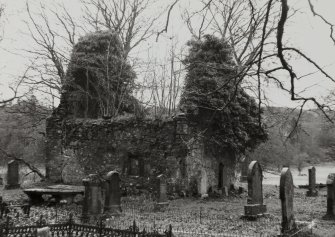 Castle Lachlan, Chapel, graveyard.
General view of graveyard.