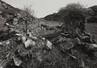 Colonsay, Teampull a' Ghlinne.
General view of interior from West.