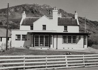 Scalasaig, general.
General view of hotel from East.