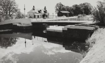 Crinan Canal, Oakfield Bridge.
View from North West, including Bridge-keepers cottage.