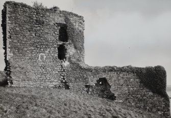 Dunollie Castle.
General view of tower-house and courtyard from North-West..