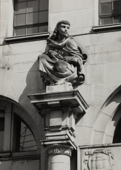 200 St Vincent Street
View of statue on South front