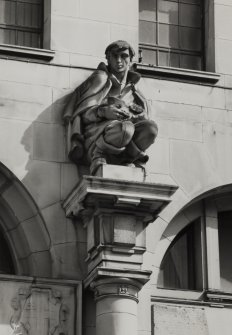 200 St Vincent Street
View of statue on South front