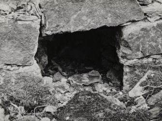 Fraoch Eilean Castle, interior.
Detail of socket hole in West wall.