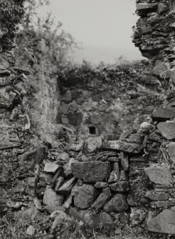 Fraoch Eilean Castle, interior.
Detail of West doorway in South wall.