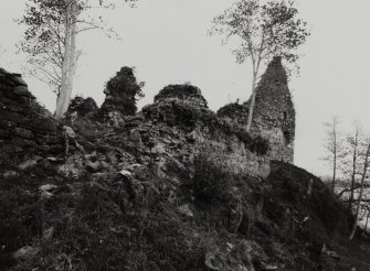 Fraoch Eilean Castle.
General view of wall of bailey.