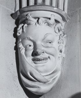 Ground floor, entrance hall, detail of the vaulted ceiling angle corbel