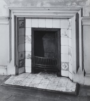 Interior.
Detail of fireplace in ground floor central apartment.