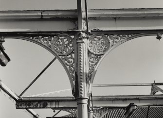 Detail of cast-iron column head on Platform 1.