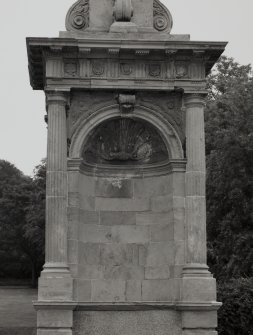 Niche, pier, detail