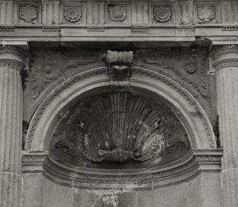 Niche, pier, detail