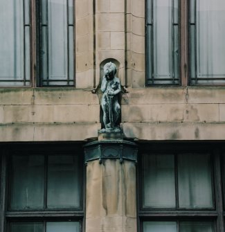 E side. Decorative cherub. Detail