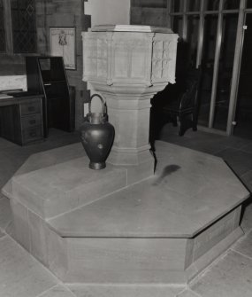 Interior.
Detail of font.