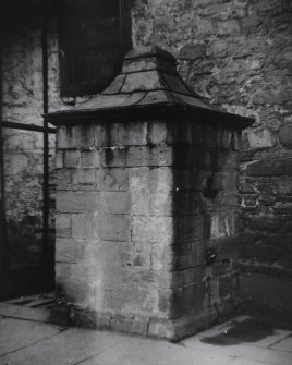 Dundee, Barrack Road, Dudhope Castle.
Detail of well.