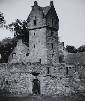 Dundee, Caird Park, Mains Castle.
General view of tower.