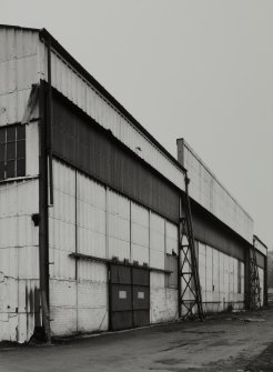 Hangar: E door-wall.