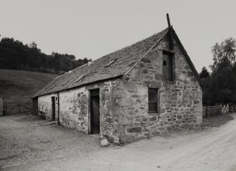 Balmacneil Farm.
View of outbuilding from South-East.
