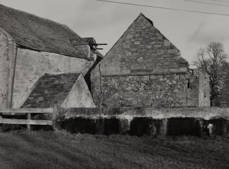 Dunning, Baldinnies Farm and Steading
View of mill building from West.