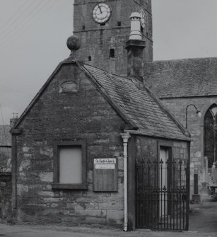 Dunning, St. Serf's Parish Church, Gatehouse.
General view of gatehouse/session house from South-East.