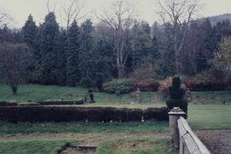 Kinfauns Castle, Statues.
General view of Bruce and Wallace statues in gardens.