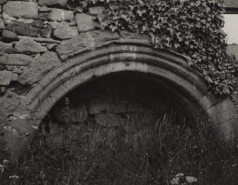 Kinfauns, Kinfauns Old Parish Church.
Detail of tomb alcove on North side.