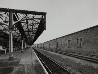 Perth, Leonard Street, General Station
Platform 7:  view from north at north end of station, showing (right) remains of wall once forming the east side of a former car shed on the west side of the station