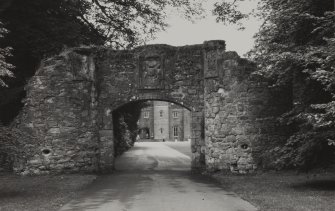 Scone Palace, Gateway.
General view.