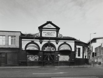 View front from S showing corniced pedimented aedicule with "1884. Edinburgh Meat Market" in relief