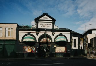 View front from S showing corniced pedimented aedicule with "1884. Edinburgh Meat Market" in relief