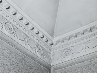 Ground floor, North West apartment, ceiling cornice & frieze