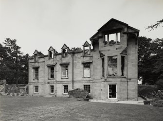 Edinburgh, Gogar Station Road, Kellerstain House.
View from South, with no roof.