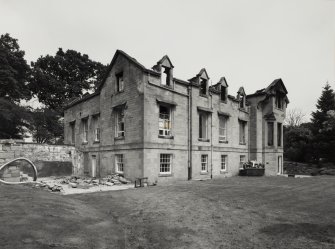 Edinburgh, Gogar Station Road, Kellerstain House.
View from South-West, with no roof.