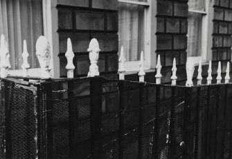 Edinburgh, Selbourne Hotel, Hart Street.
Detail of finials on railings.