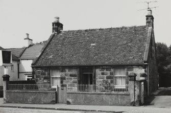 Edinburgh, Davidson's Mains, 27 Main Street, Rose Cottage.
View from South of Rose Cottage and part of the pub next door.
