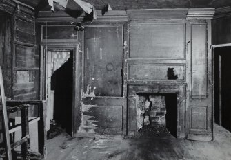 Edinburgh, 31-37 Marshall Street & 23 Nicholson Square, interior.
View of East wall of ground floor rear room apartment.