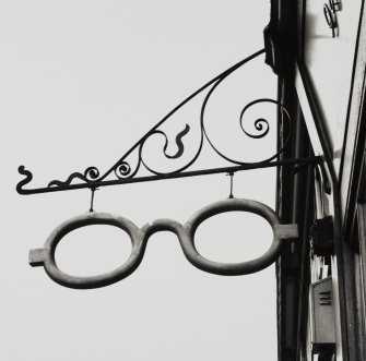 Detail of spectacles sign on East facade of 94 - 98 Lothian Road