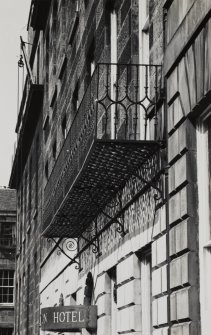 9 Nelson Street
Detail of balcony with supports.