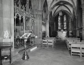 Interior.
View of side chapel.