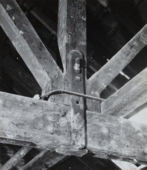 Edinburgh, Portobello, Pipe Street, Thistle Potteries.
View of casting shop king post roof truss, showing bolted joint of principal rafter and tie beam.