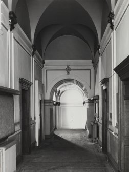 112 Princes Street, Conservative Club, interior.   View of corridor to south of entrance hall.