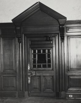 112 Princes Street, Conservative Club, interior.    First floor, south apartment, dining room doorway.