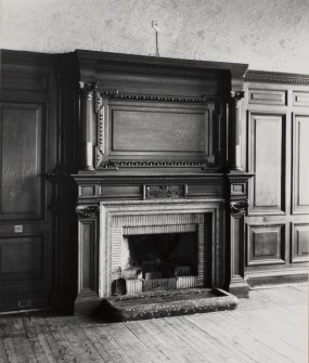 112 Princes Street, Conservative Club, interior.    First floor, south apartment, dining room fireplace.