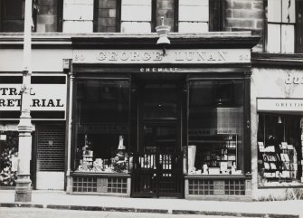 20 Queensferry Street.
View of shop front.