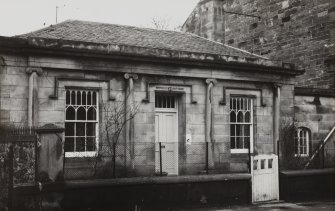 Edinburgh, Portobello, 48 Regent Street, Waverley Cottage.
View from South East.